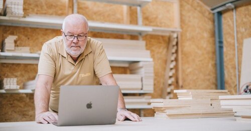 Know what is reorder point level and how to calculate it. Katana lets you
set reorder points and tells you when you need to order materials for
optimal levels.