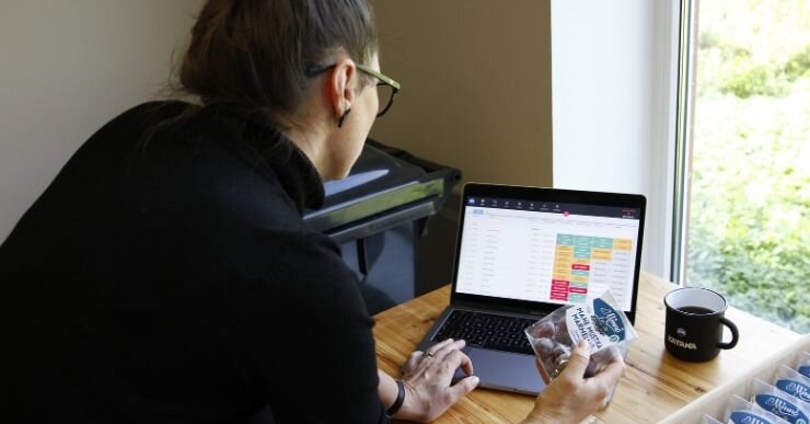 Benefits of traceability in manufacturing include lowering costs and increasing profitability.