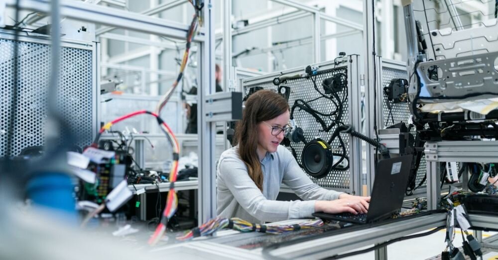 Smart manufacturing is quickly going to become the norm as we experience a new industrial revolution, and if you don’t adapt to this latest trend in manufacturing, your business is ’s going to suffer. But what is smart manufacturing and how will we benefit from it?
