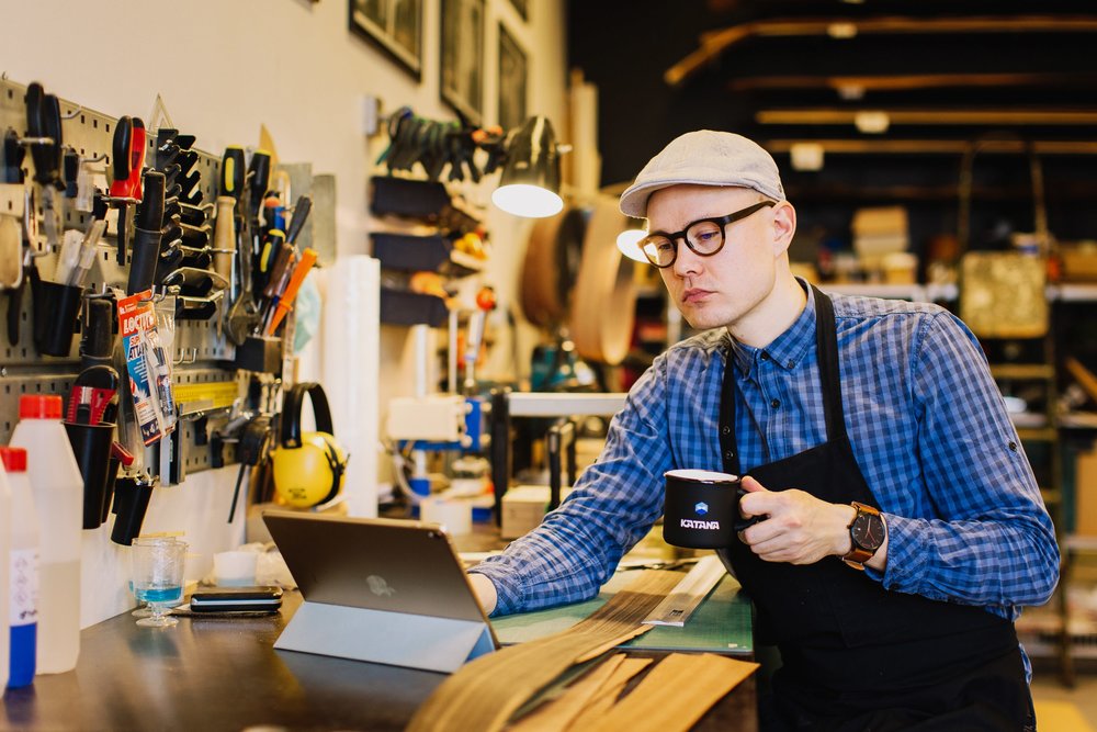 Using contract manufacturing as a strategy to reach global markets offers firms the advantage of: resource redistribution, focus on other key aspects of the business, and improving product quality.